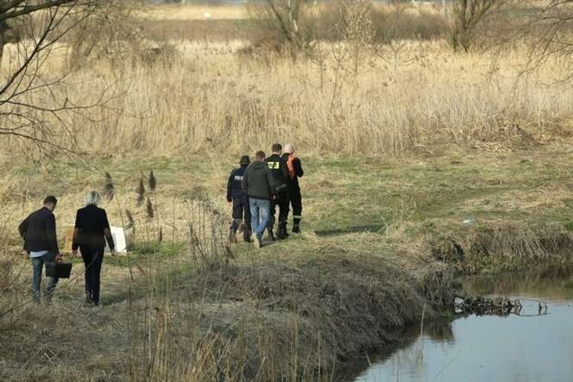 Dziecko wyrzucone do rzeki. Kim są rodzice?