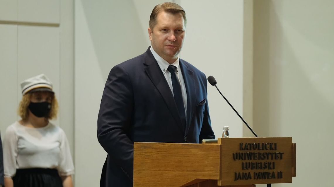 Dziekan na celowniku. Bronią go studenci