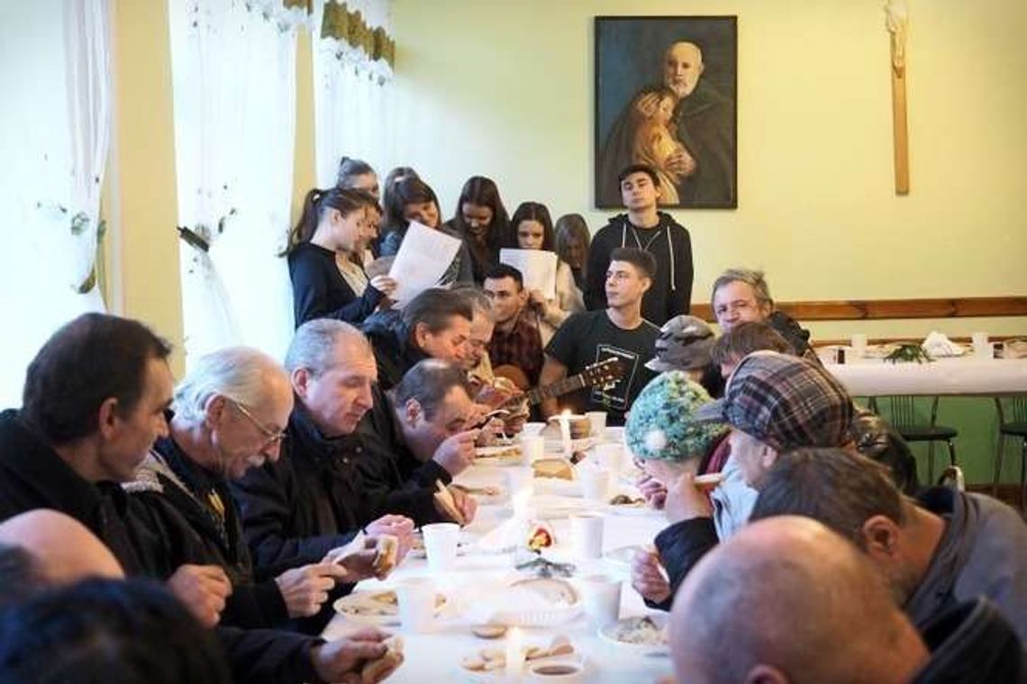 Dzięki ich zaangażowaniu samotni i ubodzy mają choć namiastkę świąt. Wigilia u Brata Alberta