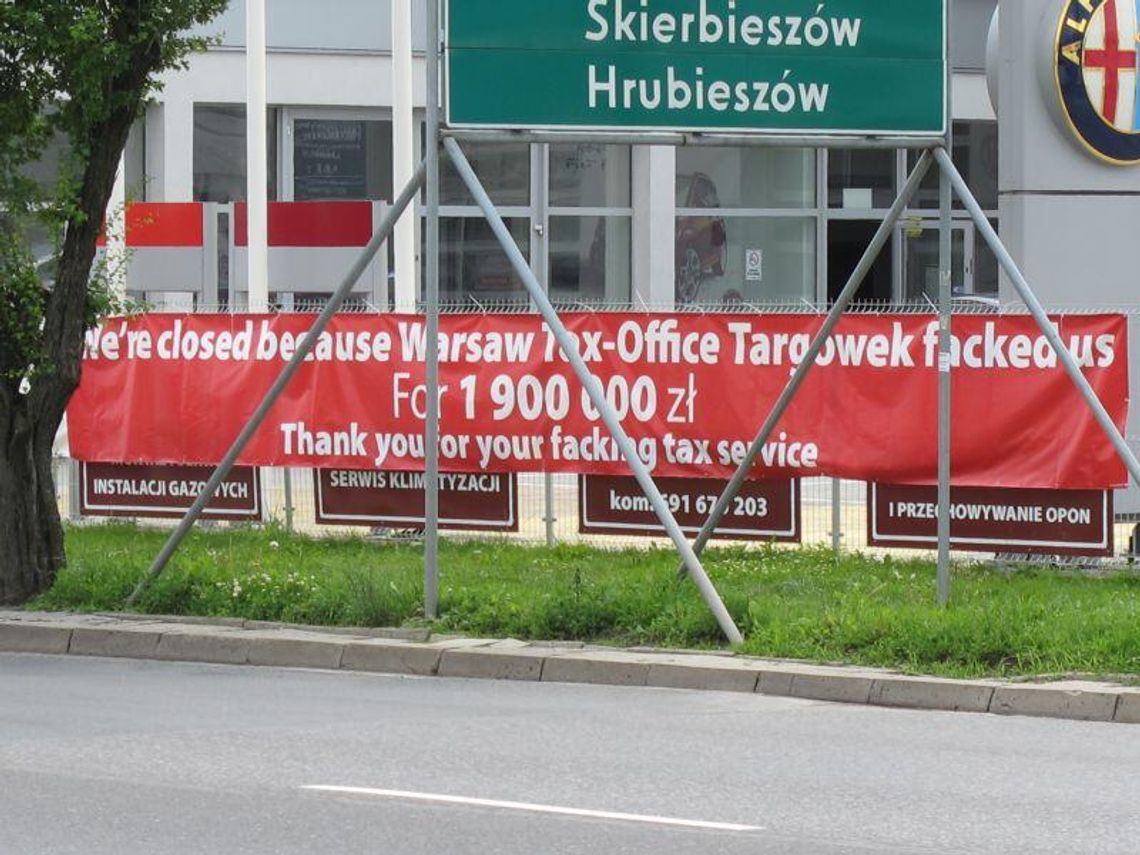 \"Dziękujemy ci zas… fiskusie”: Nowe banery na salonie fiata w Zamościu