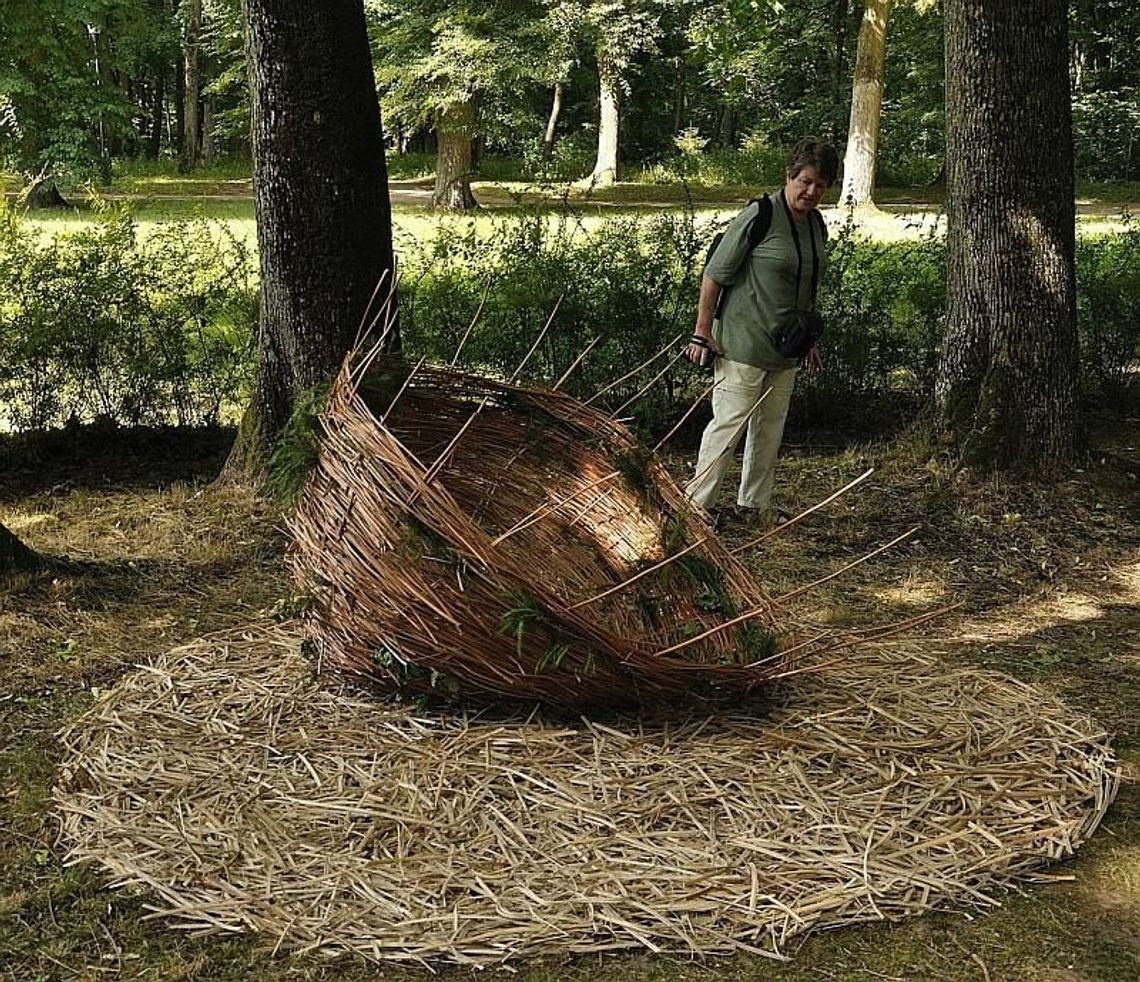Dzieła land artu można oglądać za darmo w Kozłówce