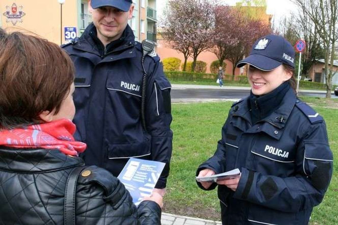 Dzielnicowi z Czubów z ulotkami na osiedlu. Promują aplikację mobilną