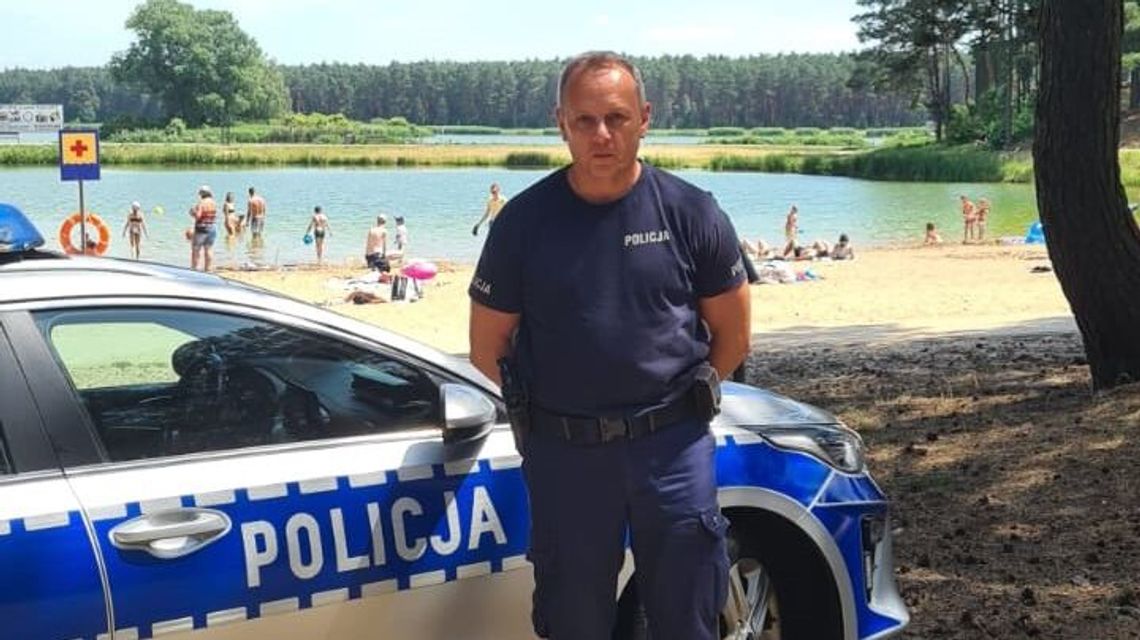 Dzielnicowy podczas wypoczynku nad wodą uratował tonącą kobietę