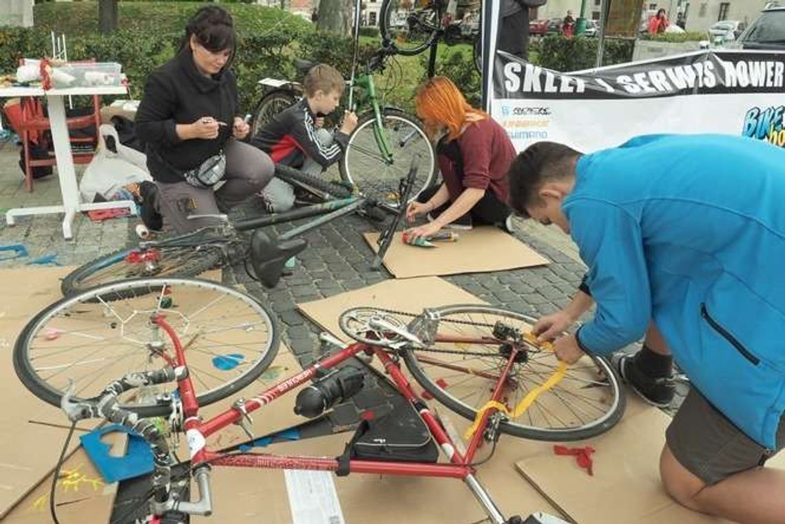 Dzień bez samochodu w Lublinie. Promowali jazdę na rowerze i transport miejski Dzień bez samochodu w Lublinie. Promowali jazdę na rowerze i transport miejski