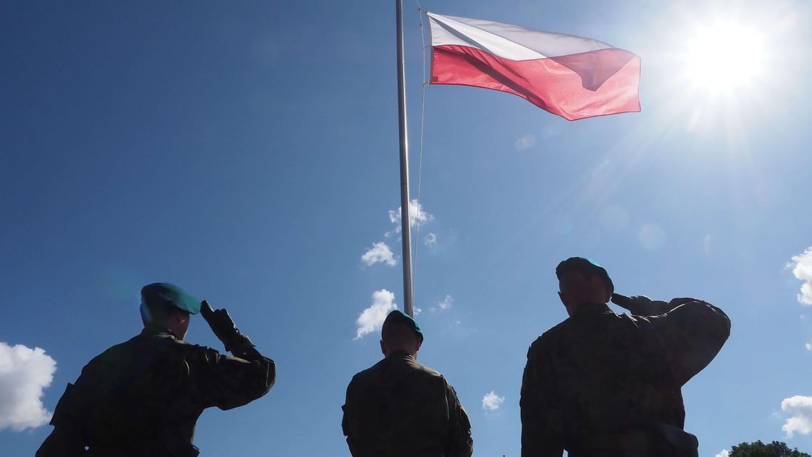 Dzień Flagi. Jak prawidłowo wywiesić Biało-Czerwoną? [poradnik, zasady]