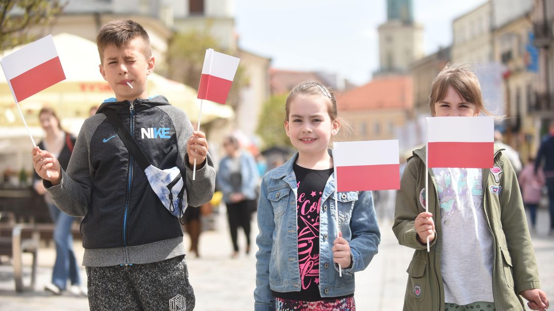 Dzień Flagi w Lublinie. Biało-czerwone rozdawane na ulicach. Zdjęcia Dzień Flagi w Lublinie. Biało-czerwone rozdawane na ulicach. Zdjęcia