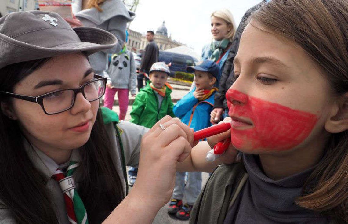 Dzień Flagi w Lublinie: Patriotyczne pieśni i pokazy służb na pl. Litewskim (zdjęcia) Dzień Flagi w Lublinie: Patriotyczne pieśni i pokazy służb na pl. Litewskim (zdjęcia)