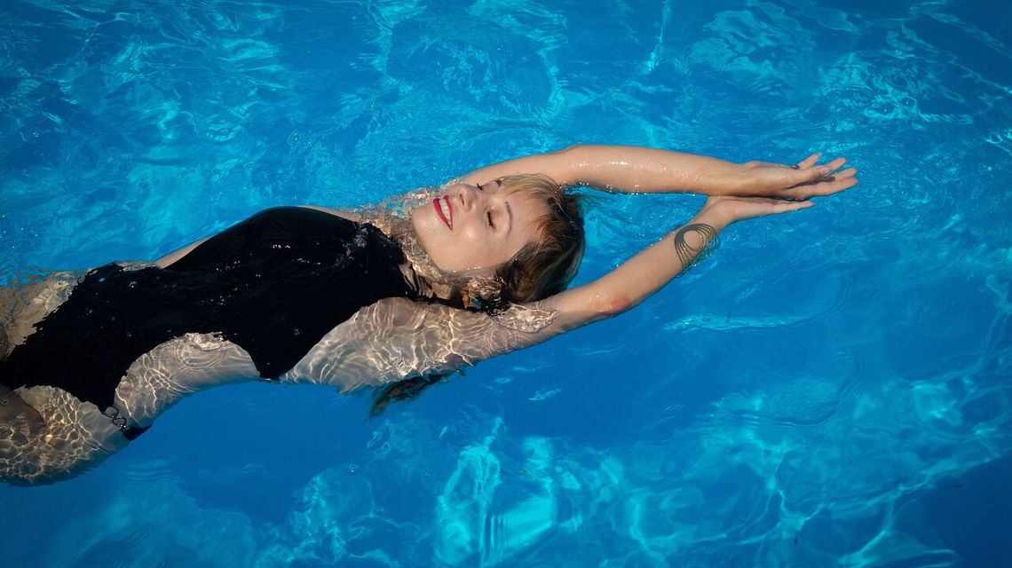 Dzień Kobiet na sportowo. Panie ćwiczą za pół darmo