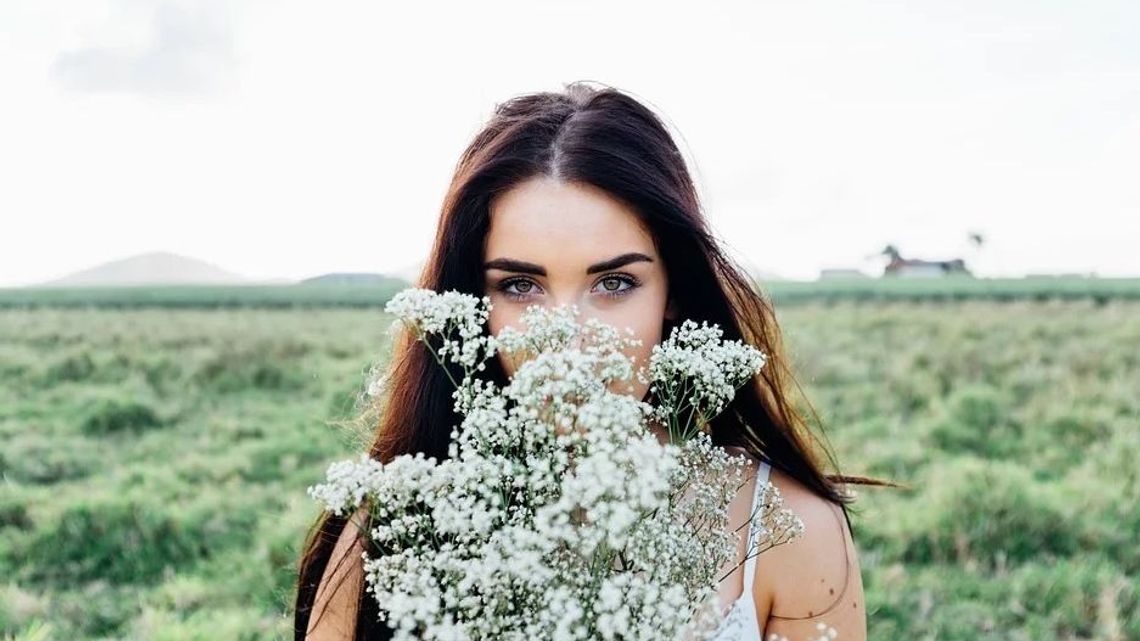 Dzień Kobiet. Panowie również celebrują to święto. Najczęściej stawiają na romantyczną kolację i duży bukiet kwiatów