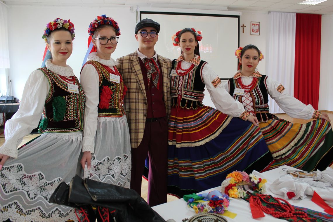 zespół szkolny pieśni i tańca