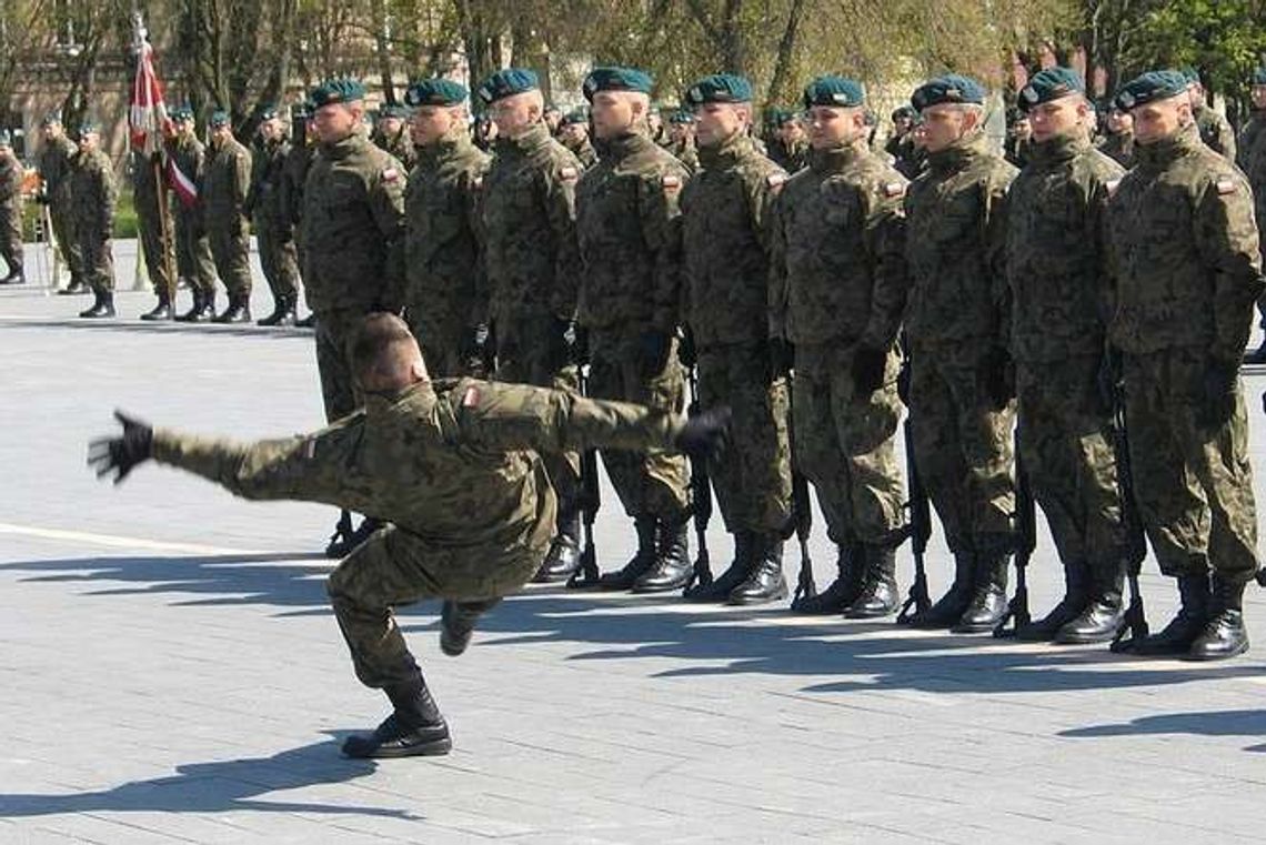 Dzień otwartych koszar w chełmskim garnizonie. Musztra paradna i defilada pododdziałów