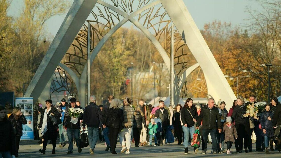 Dzień Wszystkich Świętych: Tłumy na cmentarzu na Majdanku i Lipowej [zdjęcia]