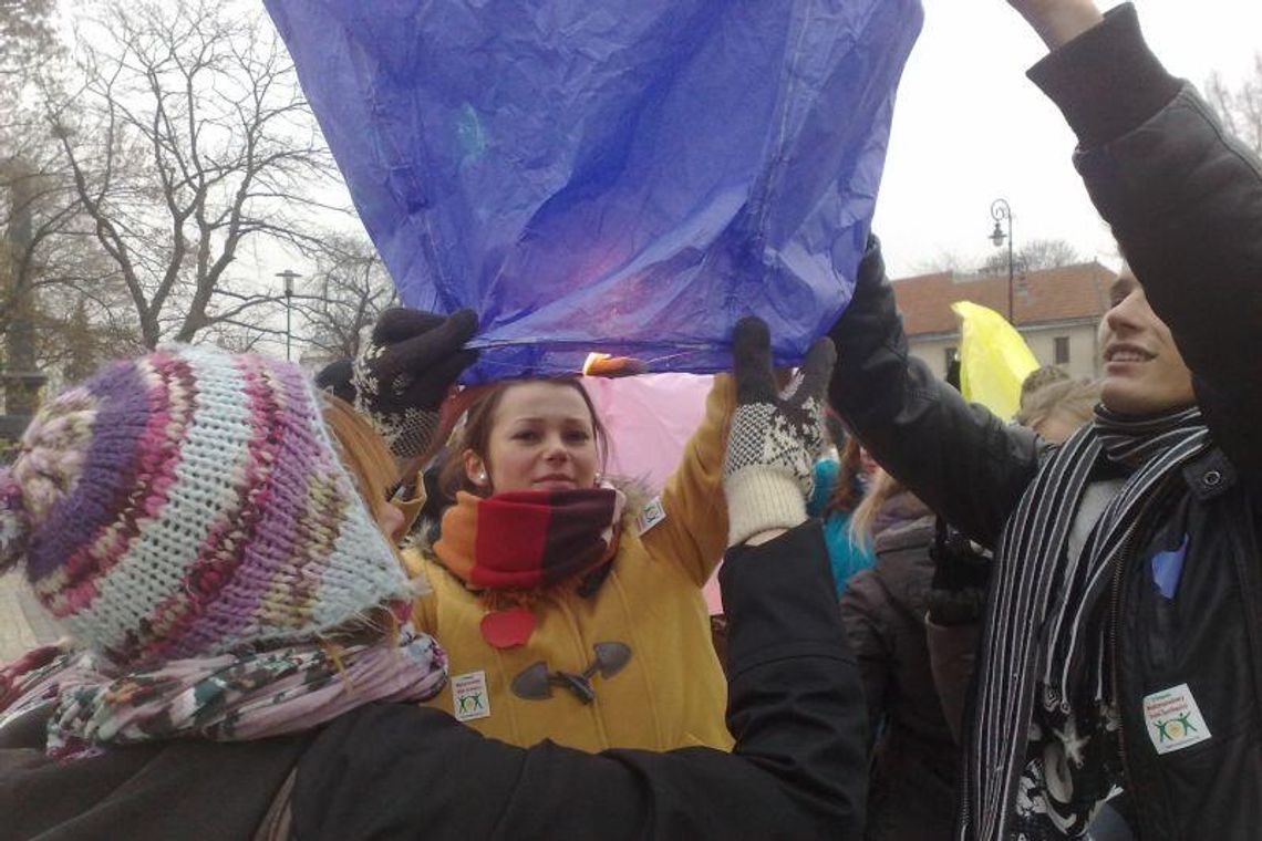 Dzień Życzliwości na pl. Litewskim: Lampiony poleciały w górę Dzień Życzliwości na pl. Litewskim: Lampiony poleciały w górę