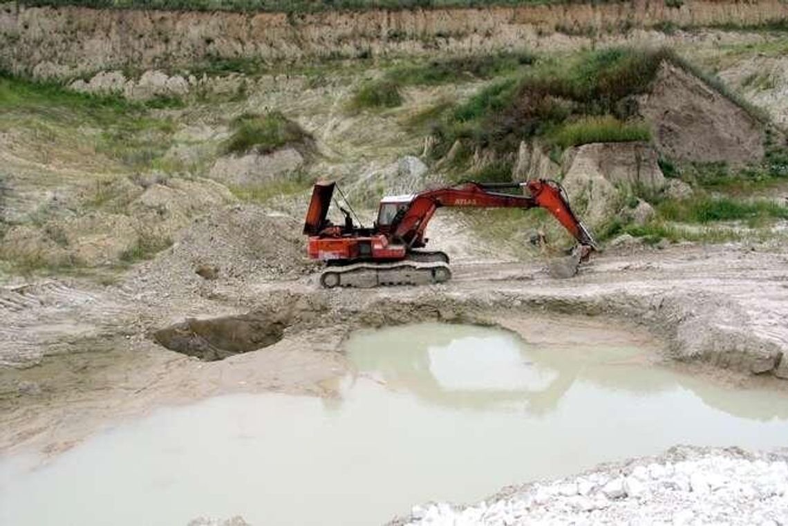 "Dziennie nawet kilkanaście ciężarówek ze śmieciami". Dlaczego wcześniej nie powstrzymano firmy? "Dziennie nawet kilkanaście ciężarówek ze śmieciami". Dlaczego wcześniej nie powstrzymano firmy?