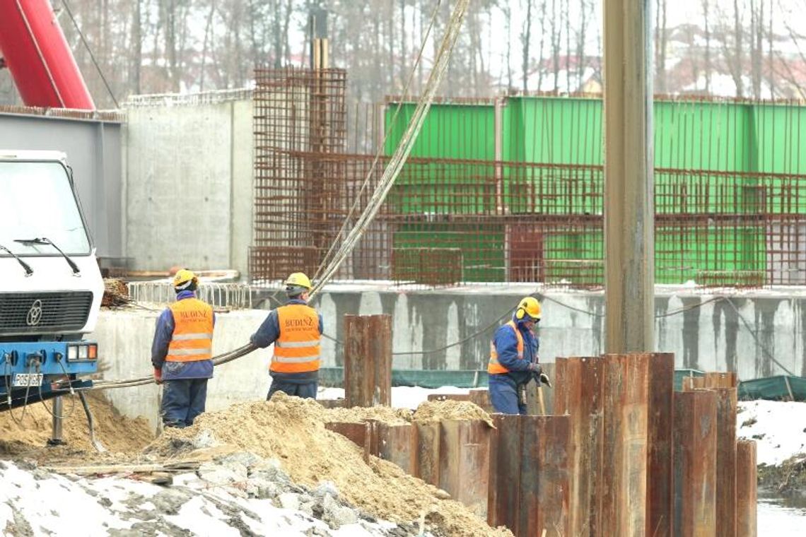 Dziennik budowy S17: Montują kręgosłup estakady