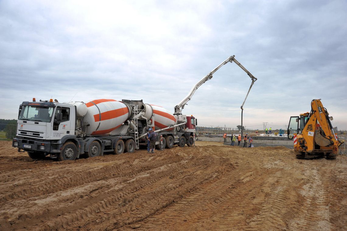 Dziennik budowy S17: Układają i wbijają pale