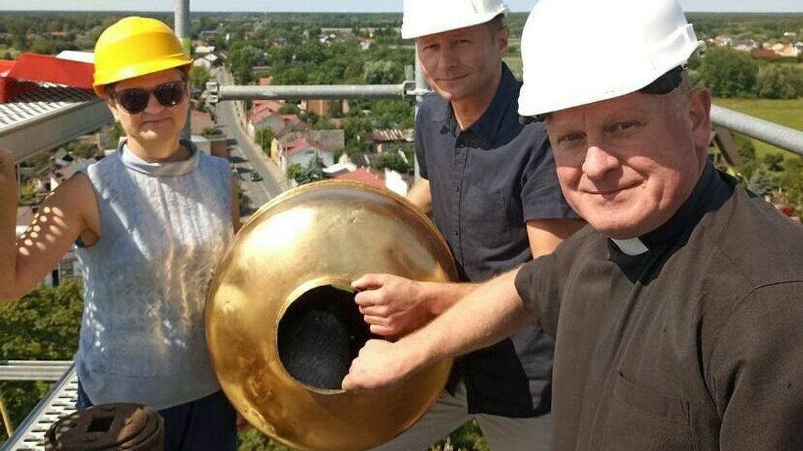 Dziennik Wschodni trafił do kapsuły na kościelnej wieży. Czekamy na czytelników z XXIII wieku