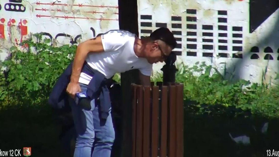 Dziennikarz TVP3 Lublin wyjmuje ze śmietnika odpady, żeby zrobić materiał o brudnym placu Lecha Kaczyńskiego [wideo]