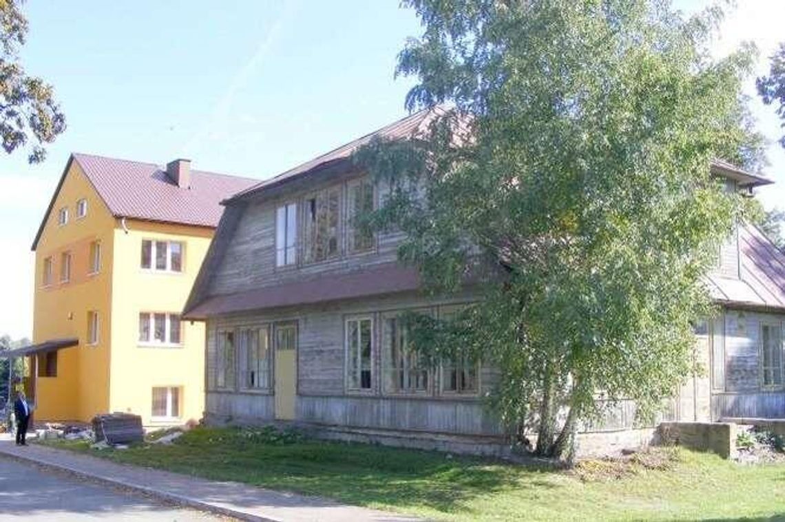 Dzierzkowice. Kup szkołę, rozbierz i zabierz do siebie