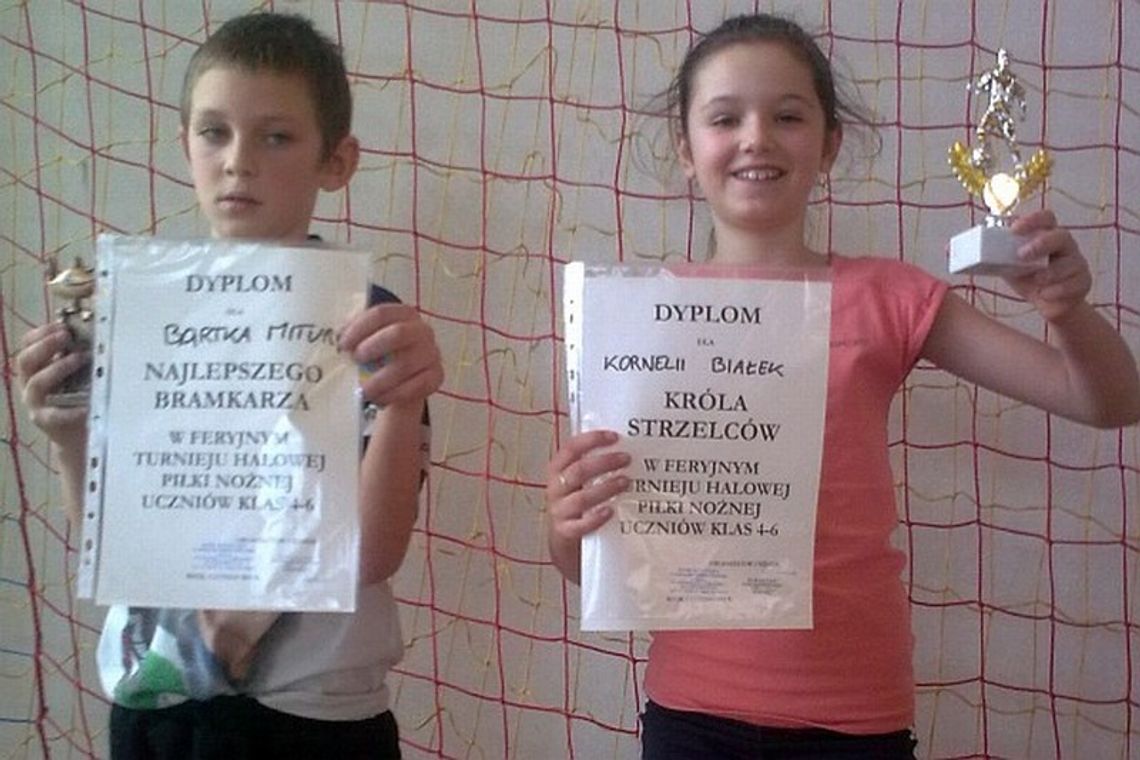 Dziewczyna królową strzelców w turnieju piłki nożnej