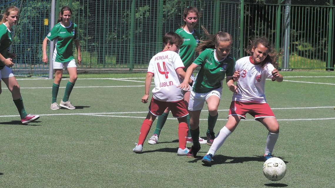 Dziewczyny na murawy!  Z Radawca Dużego najlepsze