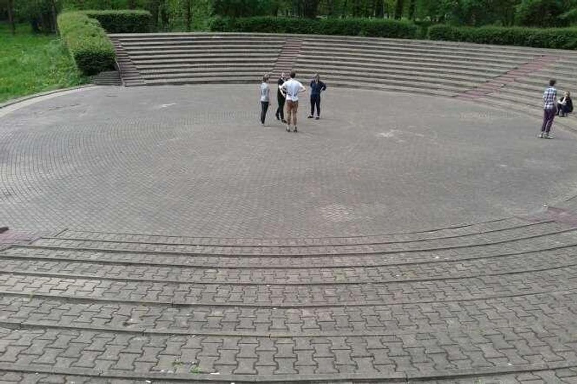 Dziewięć kroków, jeden krok, cztery, dwa, sześć, pięć, pięć. Labirynt