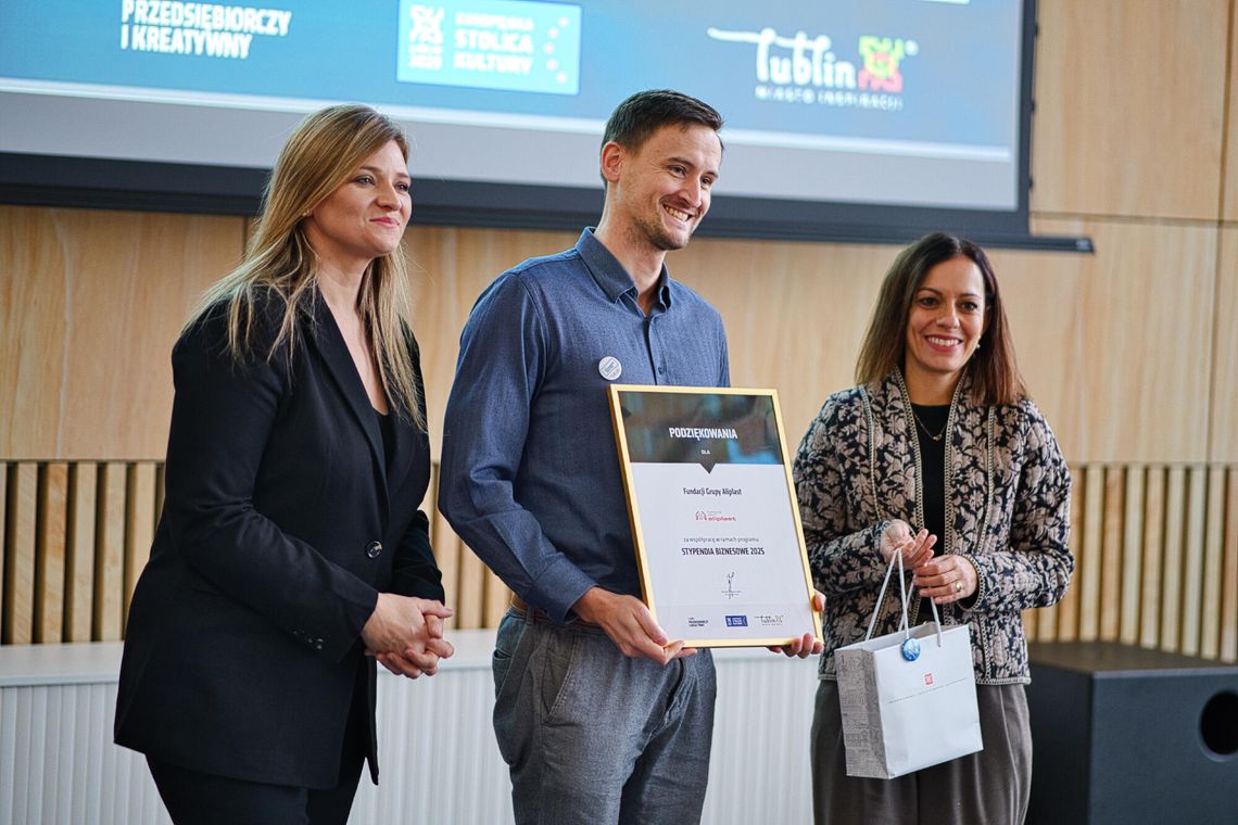 Dziewięcioro studentów otrzymało stypendia