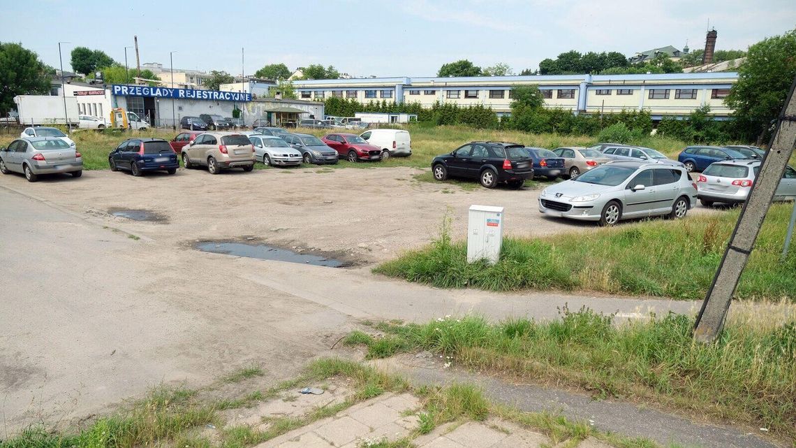 Dziki parking w centrum Lublina. Zanim powstała strefa parkowania była zielona łąka Dziki parking w centrum Lublina. Zanim powstała strefa parkowania była zielona łąka