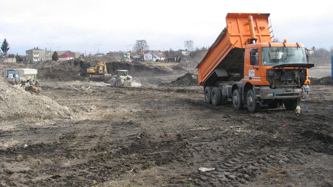 Dzikie pola zamieniły się w gigantyczny plac budowy. Ruszyła handlowa inwestycja Dzikie pola zamieniły się w gigantyczny plac budowy. Ruszyła handlowa inwestycja