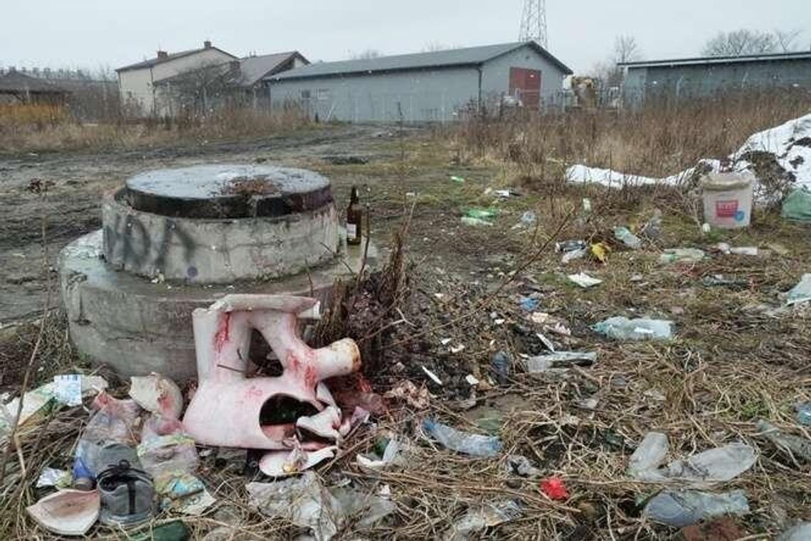 Dzikie wysypisko śmieci nad rzeką. Właściciele nie żyją, urząd nie chce sprzątać