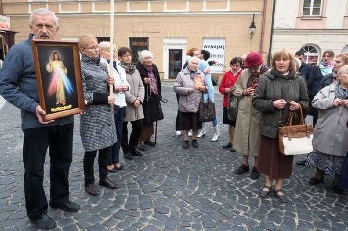 Dziś będą się modlić na skrzyżowaniach i placach. Koronka na ulicach miast