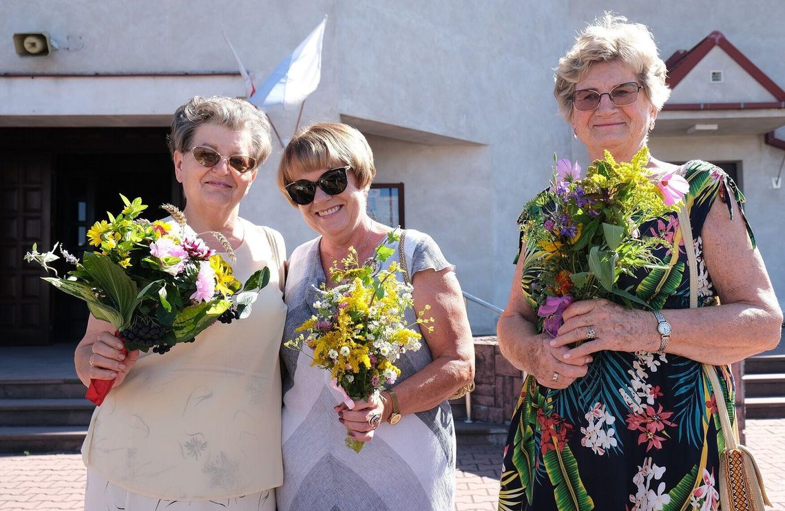 Dziś dzień Matki Boskiej Zielnej. Wierni z bukietami dziękowali za zebrane plony Dziś dzień Matki Boskiej Zielnej. Wierni z bukietami dziękowali za zebrane plony