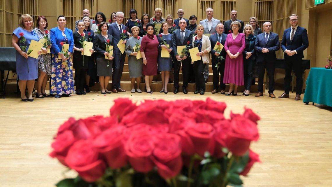 „Dzisiaj chcemy szczególnie podkreślić to, kim Państwo jesteście”. Nagrody i życzenia trafiły do lubelskich nauczycieli