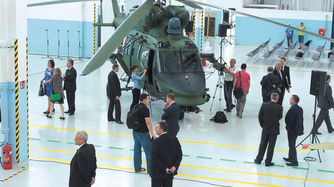 Dzisiaj minister Błaszczak w PZL Świdnik. Związkowcy chcą go zapytać o Sokoły