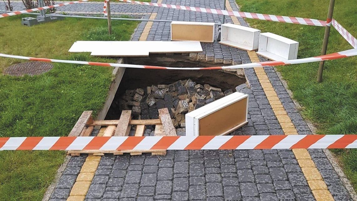 Dziura w chodniku na Czechowie. Lokatorzy skarżą się na administratora Dziura w chodniku na Czechowie. Lokatorzy skarżą się na administratora