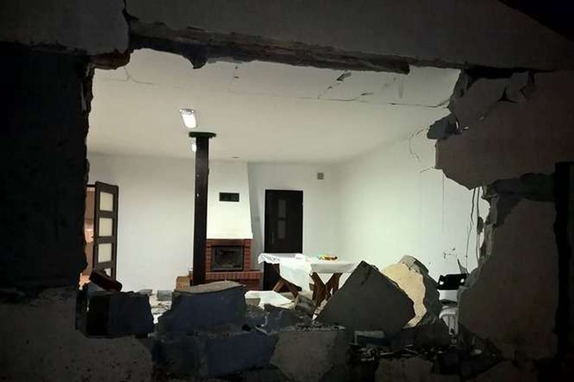 Dziura zamiast ściany, kierowca wpadł w poślizg (zdjęcia) Dziura zamiast ściany, kierowca wpadł w poślizg (zdjęcia)