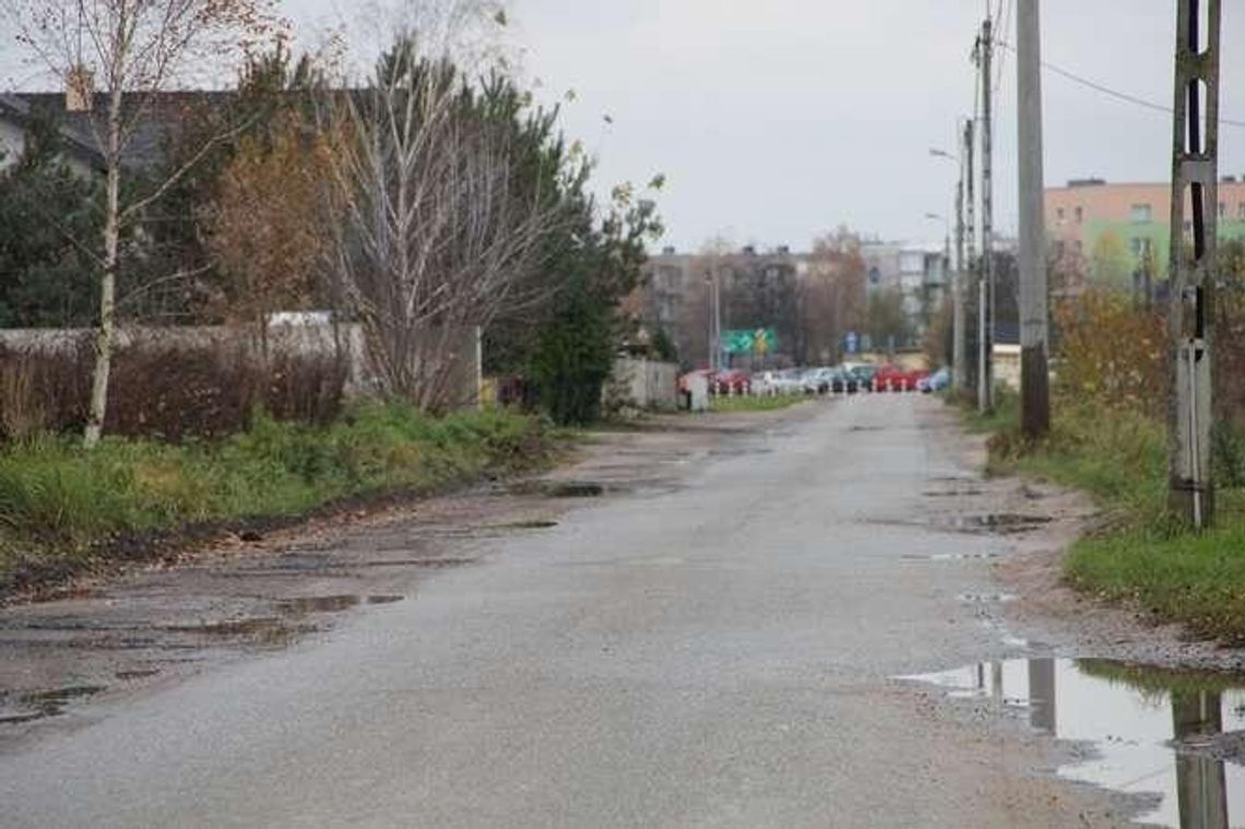 Dziurawa, wąska i bez chodnika. Taka jest ul. Podmiejska w Białej Podlaskiej