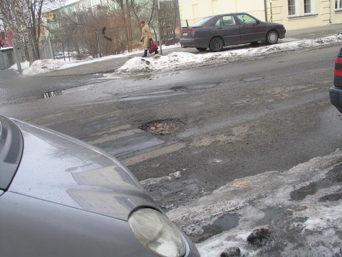 Dziurawe drogi i zniszczone chodniki po zimie Dziurawe drogi i zniszczone chodniki po zimie