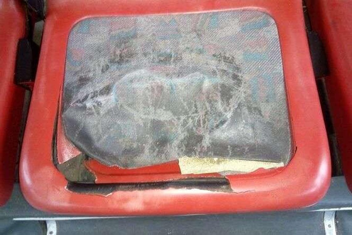 Dziurawe siedzenia, zepsute światła. Takim rzęchem przywieźli dzieci na basen