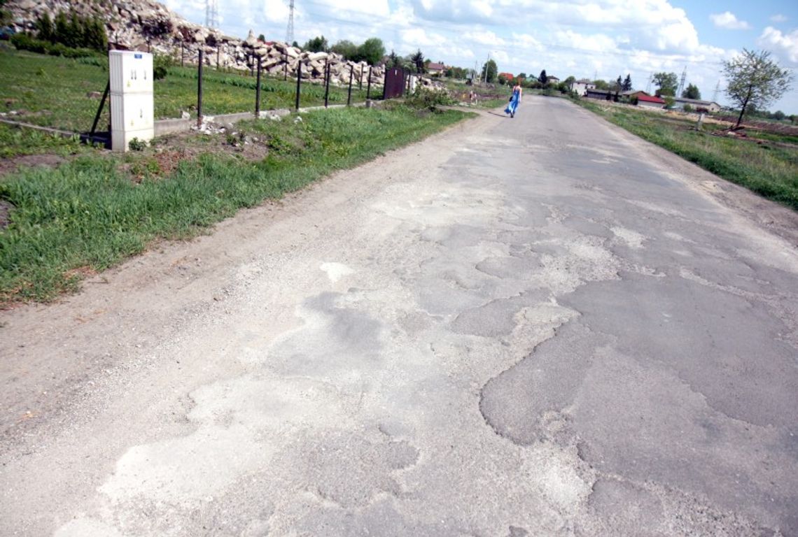 Dziury w drodze załatane. Mieszkańcy winili budowniczych obwodnicy