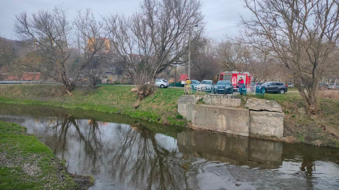 Dziwna plama na Bystrzycy. Miejsce zabezpiecza straż pożarna i policja Dziwna plama na Bystrzycy. Miejsce zabezpiecza straż pożarna i policja