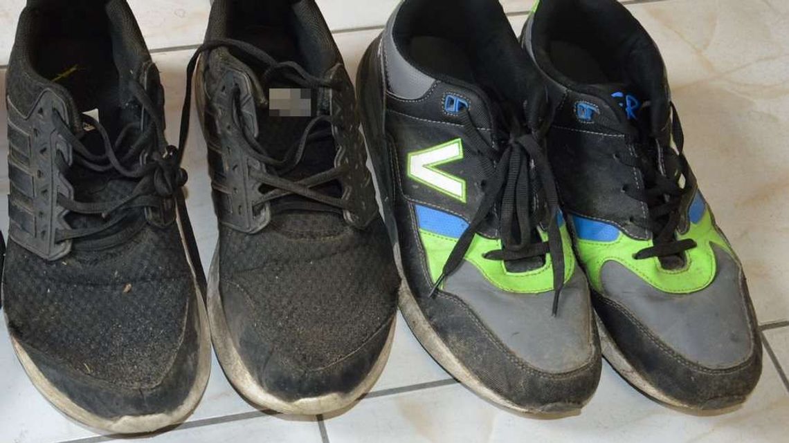 Dziwne odgłosy, a w środku mężczyźni bez butów Dziwne odgłosy, a w środku mężczyźni bez butów