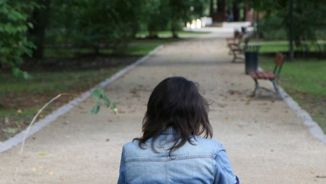 Dziwnie zachowująca się kobieta z dzieckiem w parku. Przyjechali policjanci