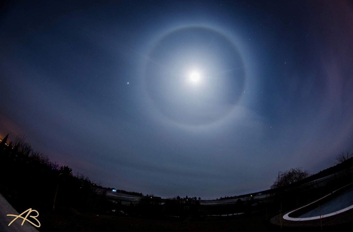 Dziwny krąg wokół księżyca. "Halo" zaobserwowane nad Lublinem