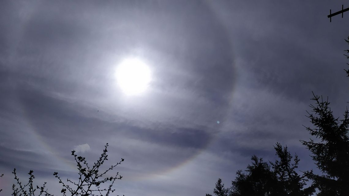 Dziwny krąg wokół słońca. "Halo" zaobserwowane nad Firlejem