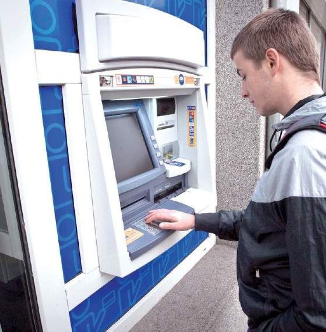 Dźwięk klawiszy bankomatu budzi mieszkańców bloku