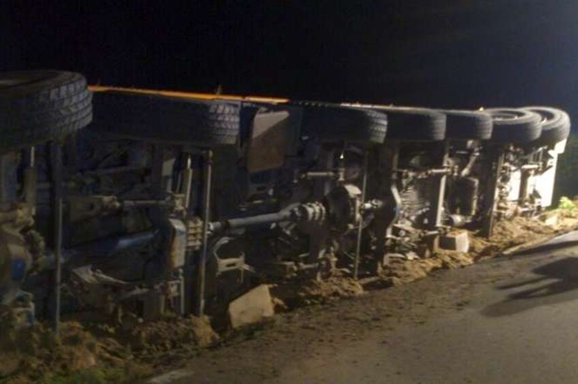 Dźwig zniszczył drogę i pobocze. Kierowcę prowadził GPS