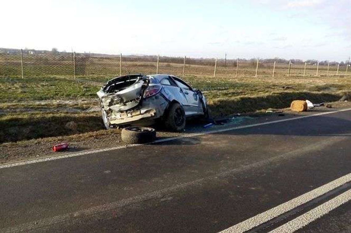 Dzwola: Dachowanie samochodu na drodze krajowej nr 74