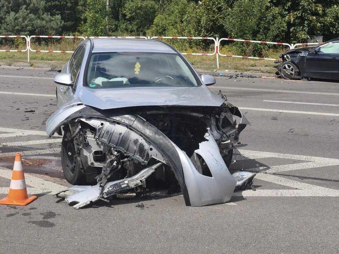Efekt domina na skrzyżowaniu. Zderzenie trzech aut w Siennicy Nadolnej Rozbite auto policja Krasnystaw