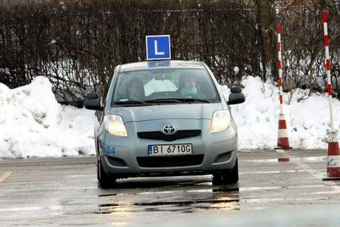 Egzamin na "prawko" w Puławach. Plac manewrowy obok targu